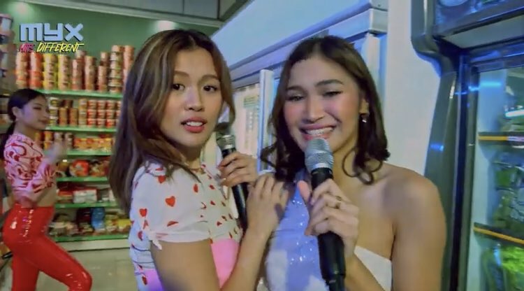 InternetGnarly's tweet photo. Can we talk about this? Colet in the back is like: should have been meee char pero the look on Maloi’s face 😍😍 https://t.co/ql4xZOz1Le