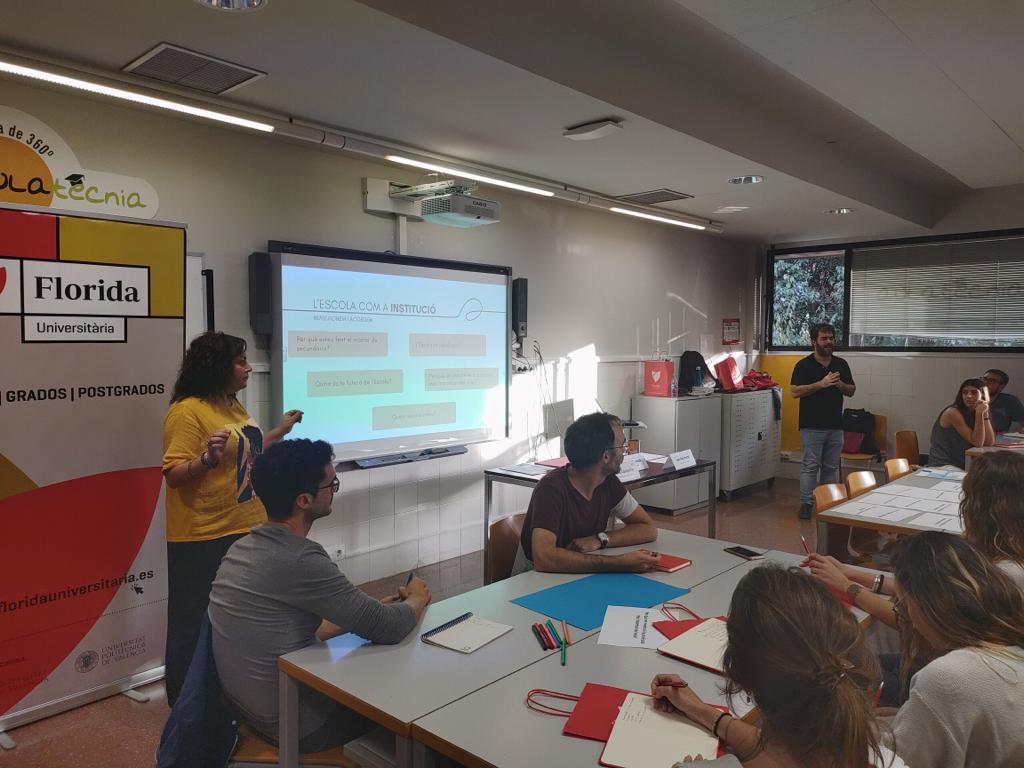 AkoeEducacio's tweet photo. Sonia Casquete directora de @carolinesescola i Ivan Palomares director @escolalamasia obrin el Màster de Secundària de @floridauni amb una xerrada participativa en representació d'@AkoeEducacio 👏👏🎓 https://t.co/DoaVWXPoBX