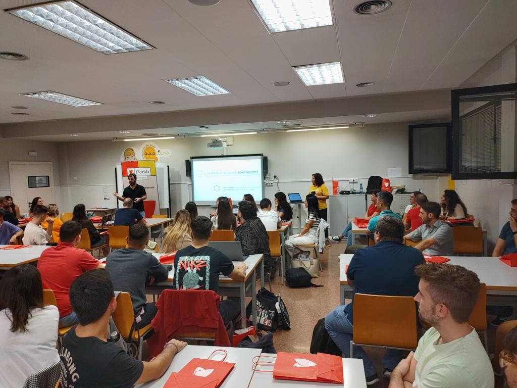 AkoeEducacio's tweet photo. Sonia Casquete directora de @carolinesescola i Ivan Palomares director @escolalamasia obrin el Màster de Secundària de @floridauni amb una xerrada participativa en representació d'@AkoeEducacio 👏👏🎓 https://t.co/DoaVWXPoBX