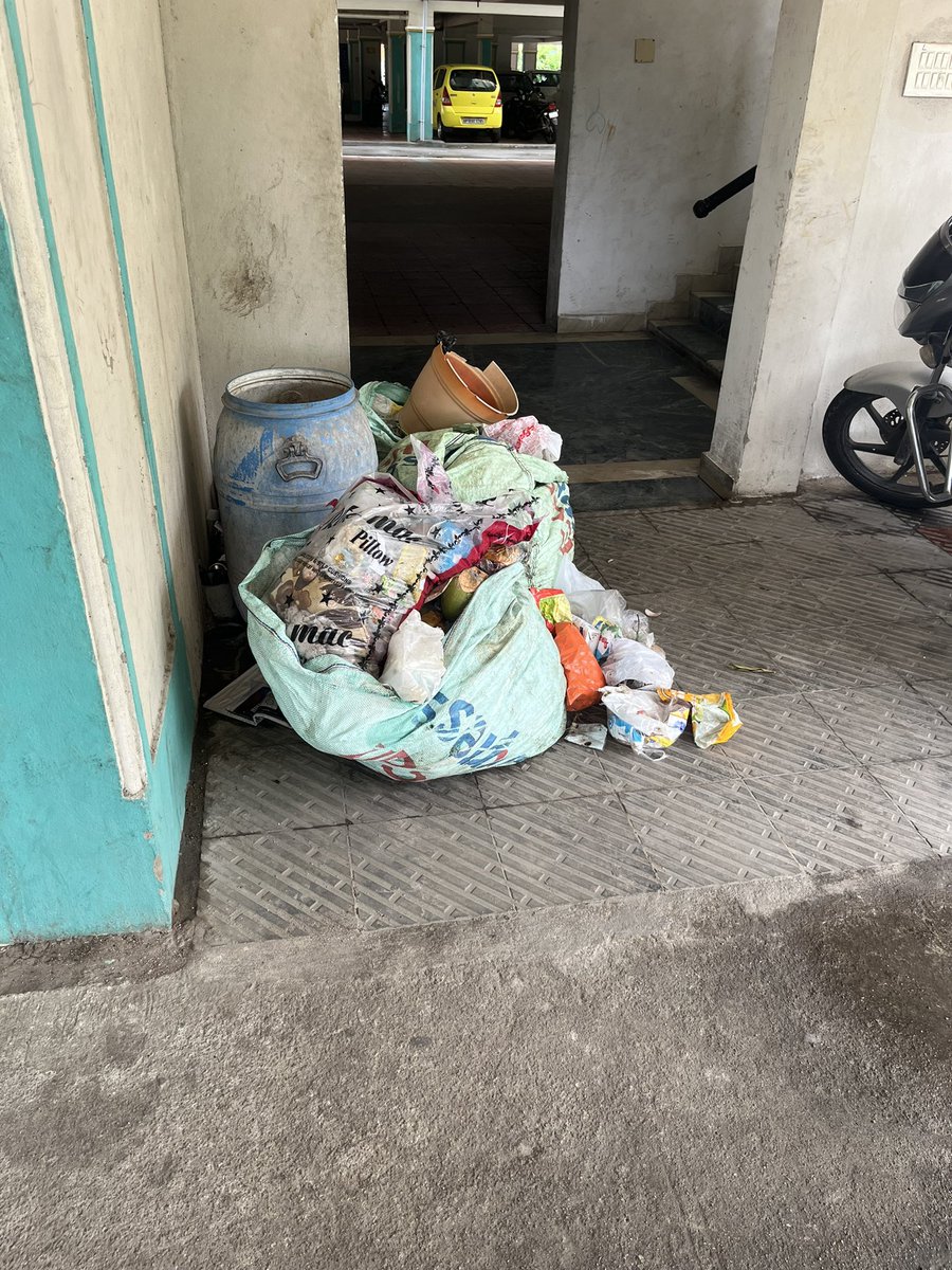 KondaMurthy's tweet photo. @Director_EVDM @GadwalvijayaTRS @GHMCOnline @ZC_Secunderabad @KTRTRS  RESPECTED SIRS/Madam KINDLY SUPPORT TO RESOLVE OUR ISSUE WE ARE FACING FREQUENT ISSUES WITH GARBAGE CLEANING CONTRACTOR/STAFF @KapraGHMC circle https://t.co/Y9Q1UPhFkU