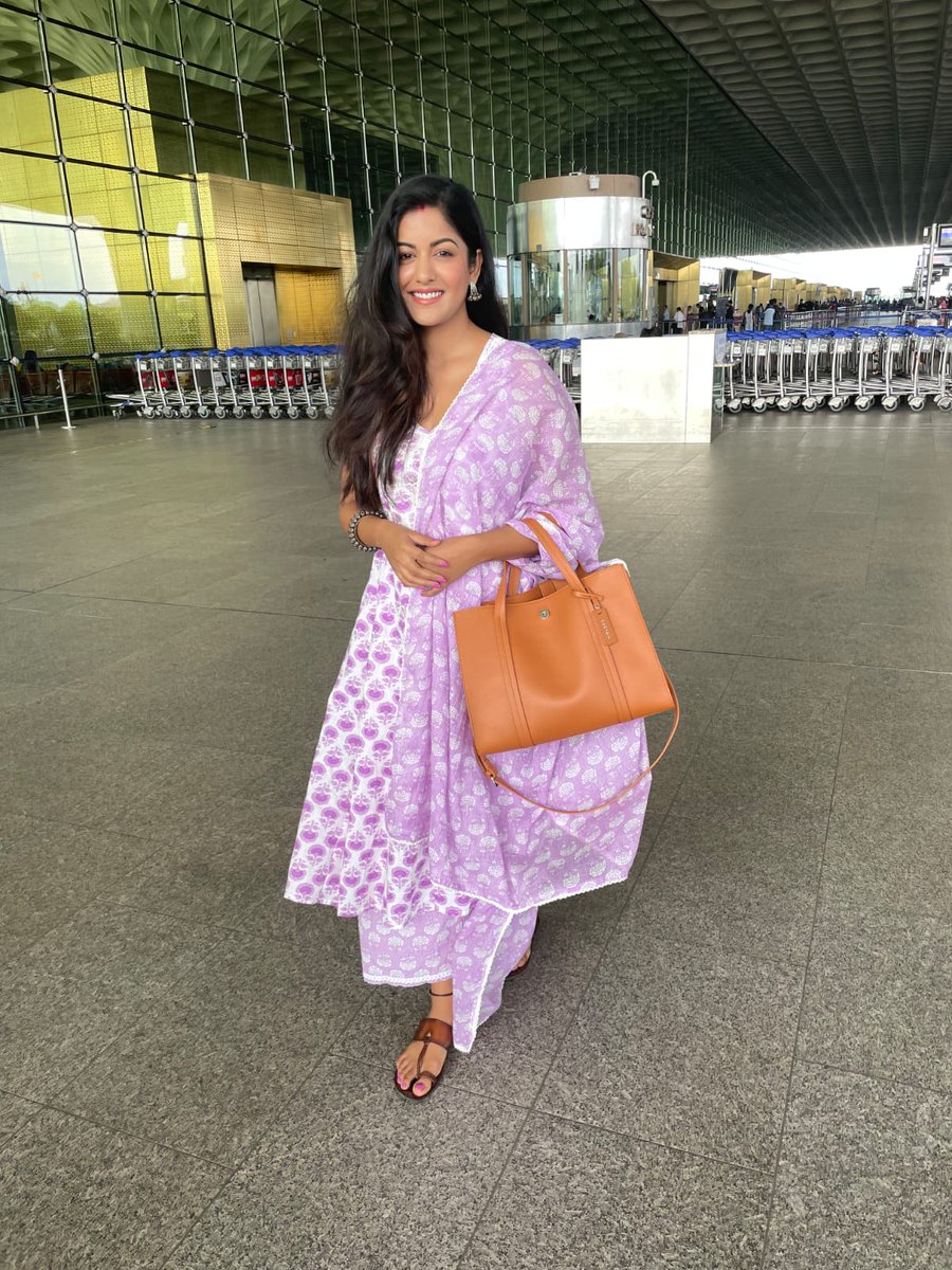 E24bollynews's tweet photo. Ishita Dutta looks absolutely pretty as she was spotted at mumbai airport leaving for Goa for the final shoot of Drishyam 2 

#ishitadutta #drishyam2 https://t.co/MgUV3O6miQ