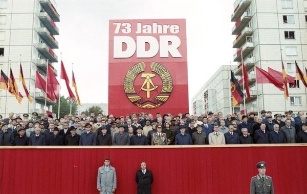 Harry_Tisch's tweet photo. Genossen, #TagderRepublik! 
Die DDR ist aus dem Gröbsten raus. 
#DDR #7Oktober 💐 https://t.co/23kvAczX85