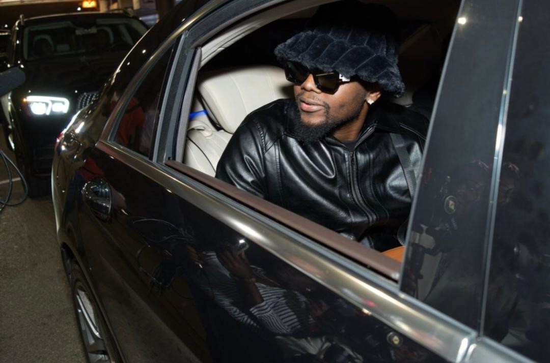 MicrobellentMMG's tweet photo. VADO 'D GREAT @Kizzdaniel has arrived Toronto, Canada. Its time to BUGA 🌈🌈
Ride @microbellmotors
photocredit @ghanadaworks_
#buga #rtid #afroclassicworldtour2022 #toronto https://t.co/FC5rOdRhjK