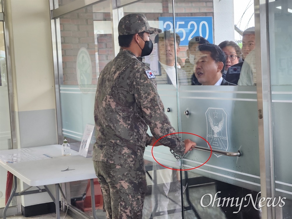 qlrvkdlqlrvkdl's tweet photo. 현무2 낙탄 피해부대에 국방위 의원들이 방문했는데 쇠사슬로 걸어 잠금고 안 열어줌 ㅋㅋㅋㅋㅋㅋㅋ https://t.co/wBcCBUaLUJ