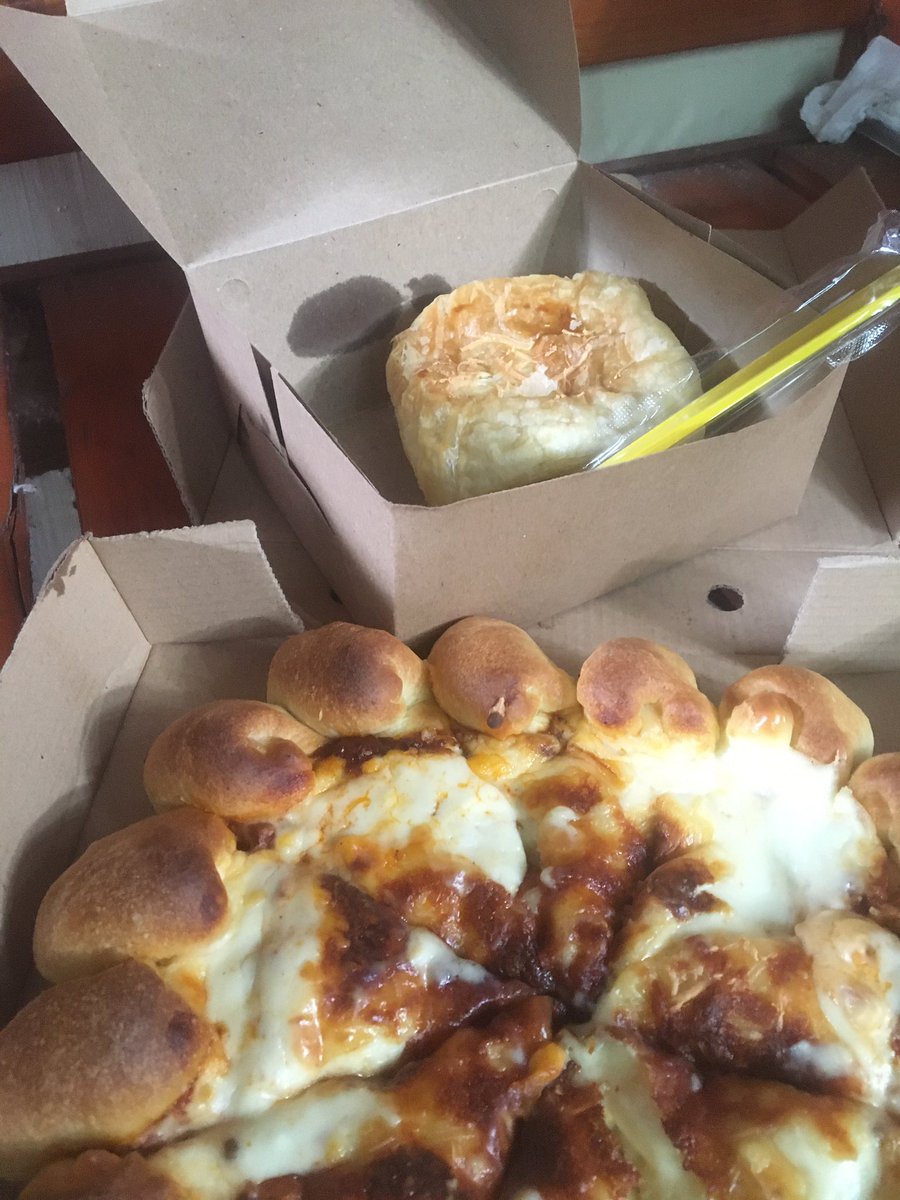 Bangun tidur langsung makan pizza dari <a href="/mdewiastari/">ewik™</a> puwenak pol gaeess,makasih ya tante ewik, asli enak pol iki