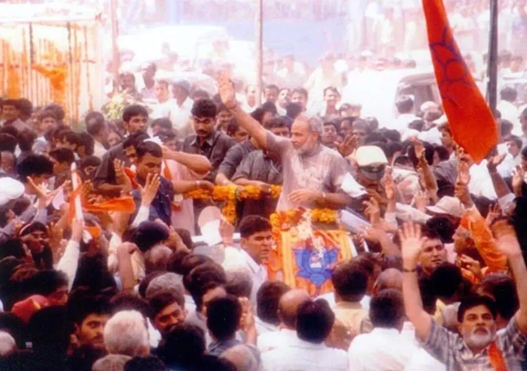 RajeshkThakka's tweet image. ૭/૧૧/૨૦૦૧ ના રોજ ગુજરાત ના મુખ્યમંત્રી તરીકે શપથ લીધા પછી લોકોનું અભિવાદન ઝીલતા તત્કાલીન મુખ્યમંત્રી અને આપણા વર્તમાન પ્રધાનમંત્રી નરેન્દ્ર ભાઇ મોદી.. @narendramodi #ModiAt21