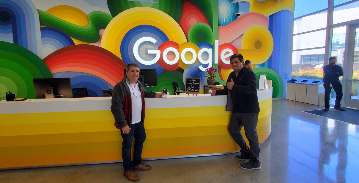 elandivar's tweet photo. Personal de #Yubox de visita en Google (California)... y sí, sí se come gratis 😂😂

#IoT #MadeInEcuador https://t.co/6mWQLHQbro