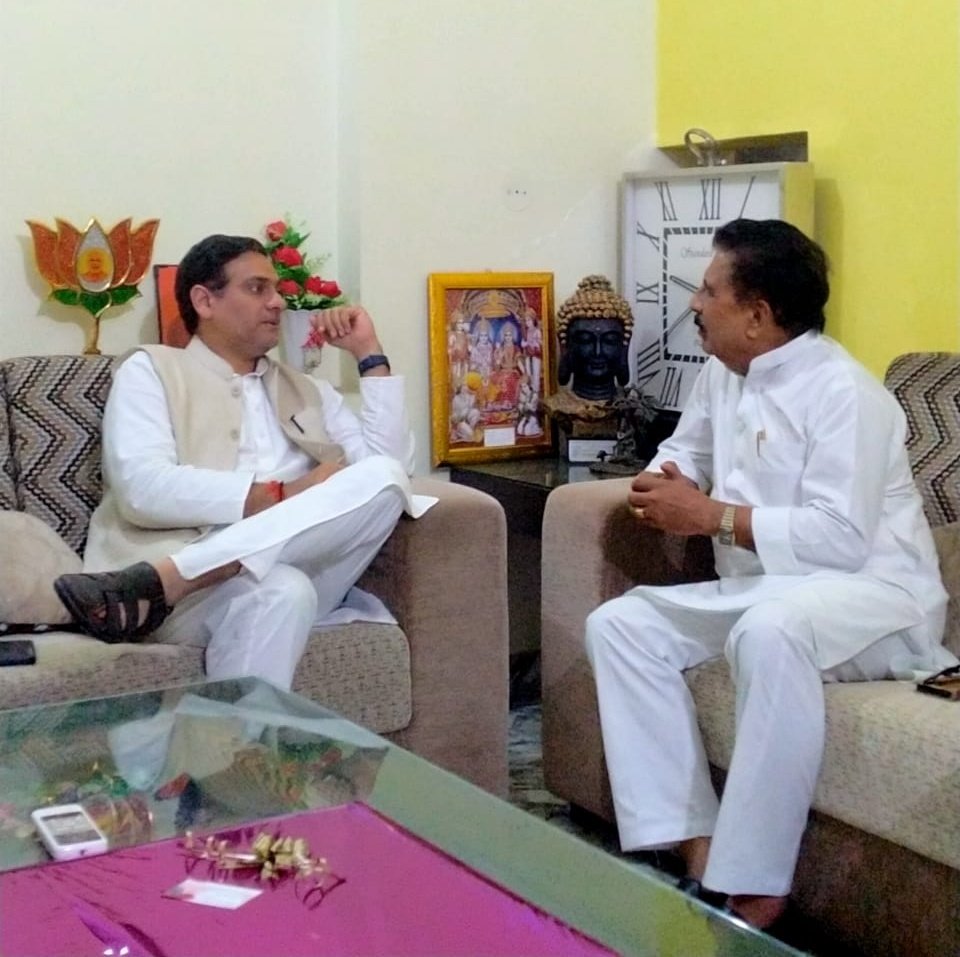 DrIndraDevSingh's tweet photo. देवभूमि उत���तराखंड के गन्ना मंत्री मा. सौरभ बहुगुणा जी से उनके आवास पर भेंट की व बढ़ापुर विधानसभा में रहने वाले लोग व नादेही शुगर मिल जसपुर के बीच काफी समय से चले आ रहे विभिन्न मुद्दो के समाधान हेतु वार्ता की। 
@BJP4UP 
@BJP4UK https://t.co/kENKO61x6O