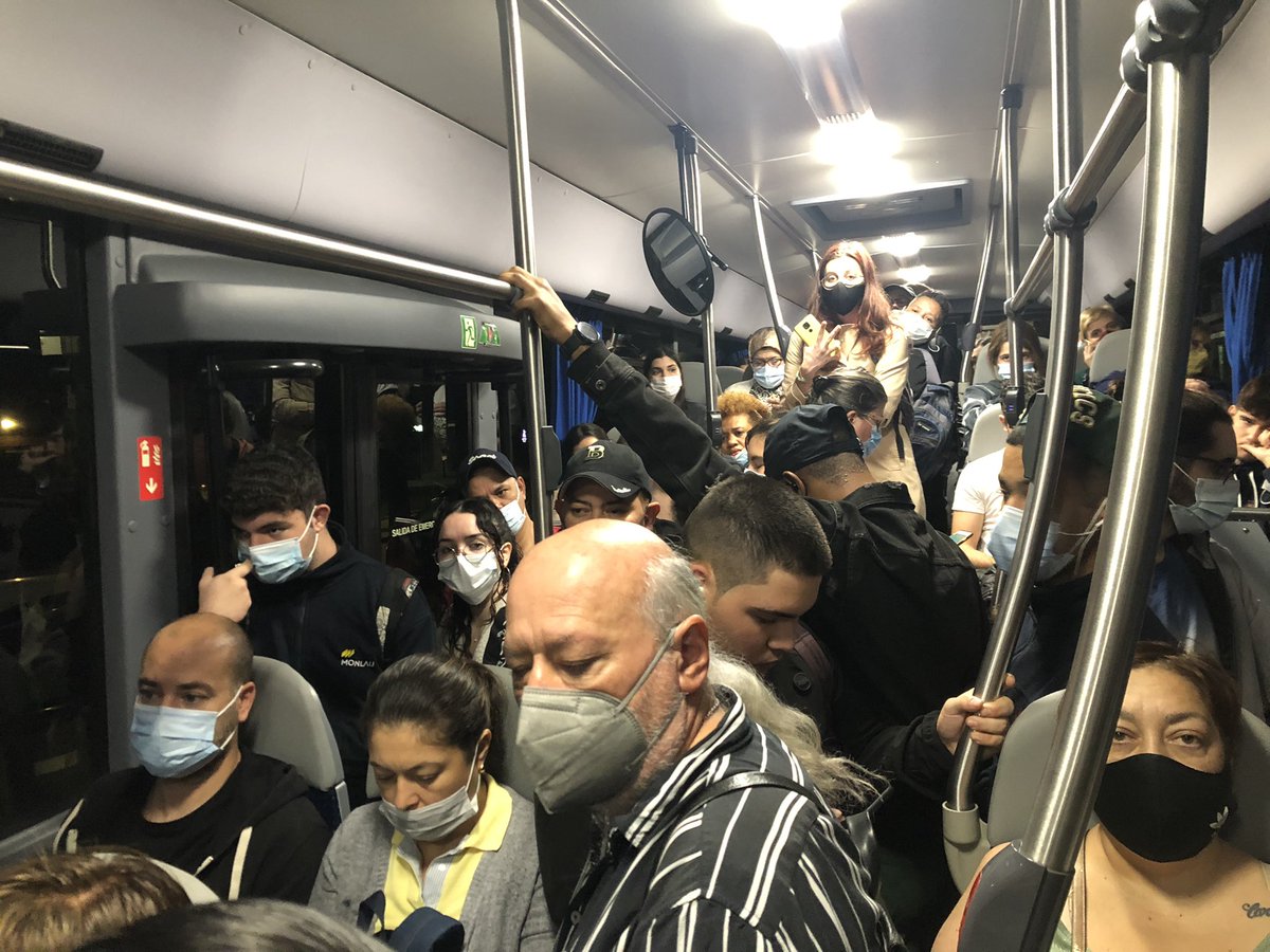 Imatge habitual a <a href="/sagalesbus/">Sagalés</a> per no parlar de l’incompliment d’horaris.Aixi hem circulat avui per l’autopista. Posem fil a l’agulla? @GVAterritori <a href="/ATMbcn/">Autoritat del Transport Metropolità</a> <a href="/territoricat/">Territori</a> #mobilitatsostenible