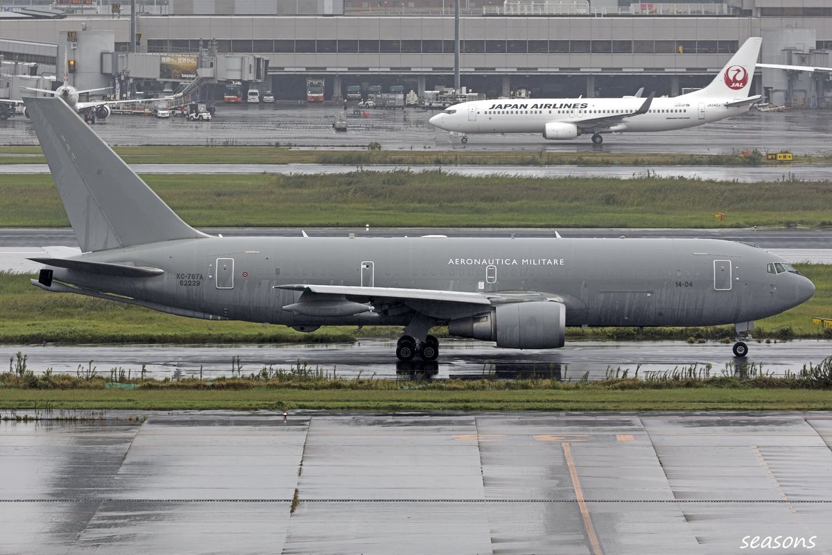 2022/10/7 TT
IAM1432 KC767A MM62229
雨の中ターミナルの前に3機もプッシュバック機が出てきてびっくり( ﾟДﾟ)
危なくメラメラだったけど何とか回避できました～

雨の跡が有って汚いけど贅沢言えません<m(__)m>

#KC767A