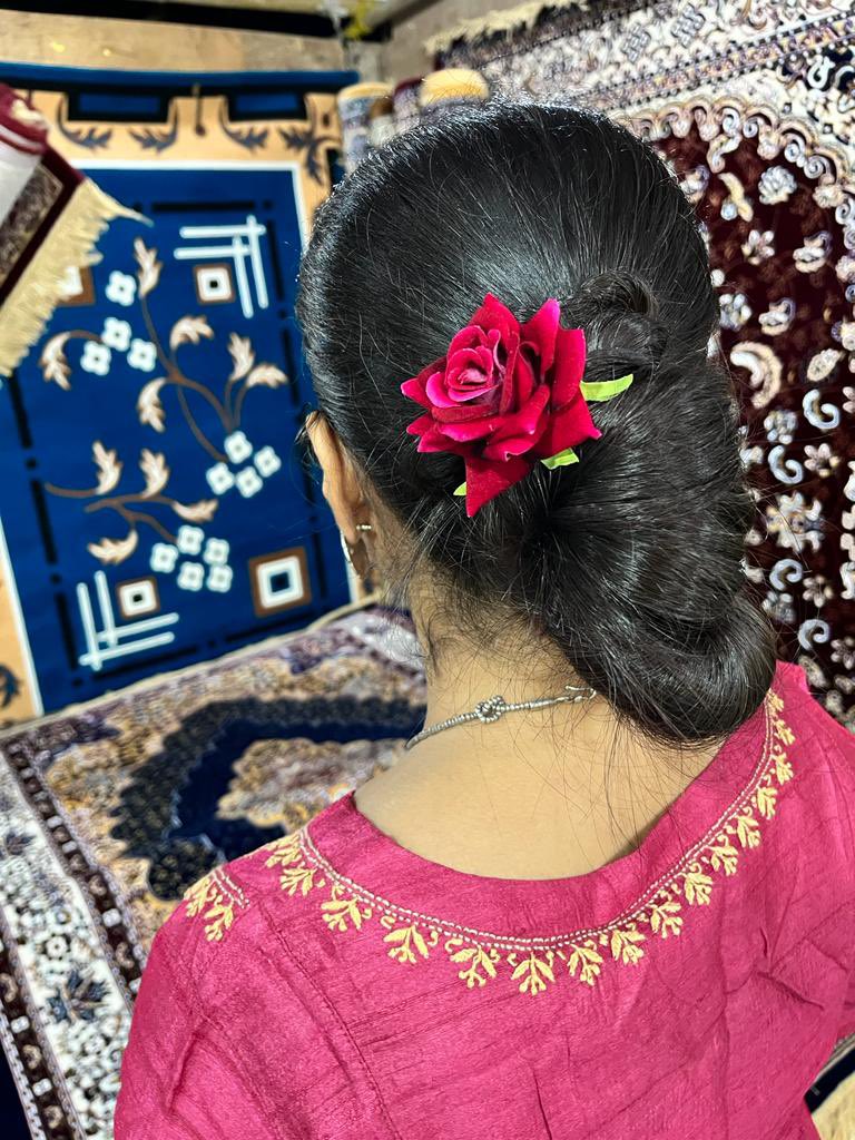 Veenaaa's tweet photo. There was a fair #mela on Navaratri eve in #ArunachalPradesh. The rose in my hair is what i got from there. Little joys of life! #Navaratri2022.  the bad #photograph is by Col saab &amp; pls bear with it- he doesnt offer retakes. #FridayFeeling https://t.co/LsTl1x4qNc