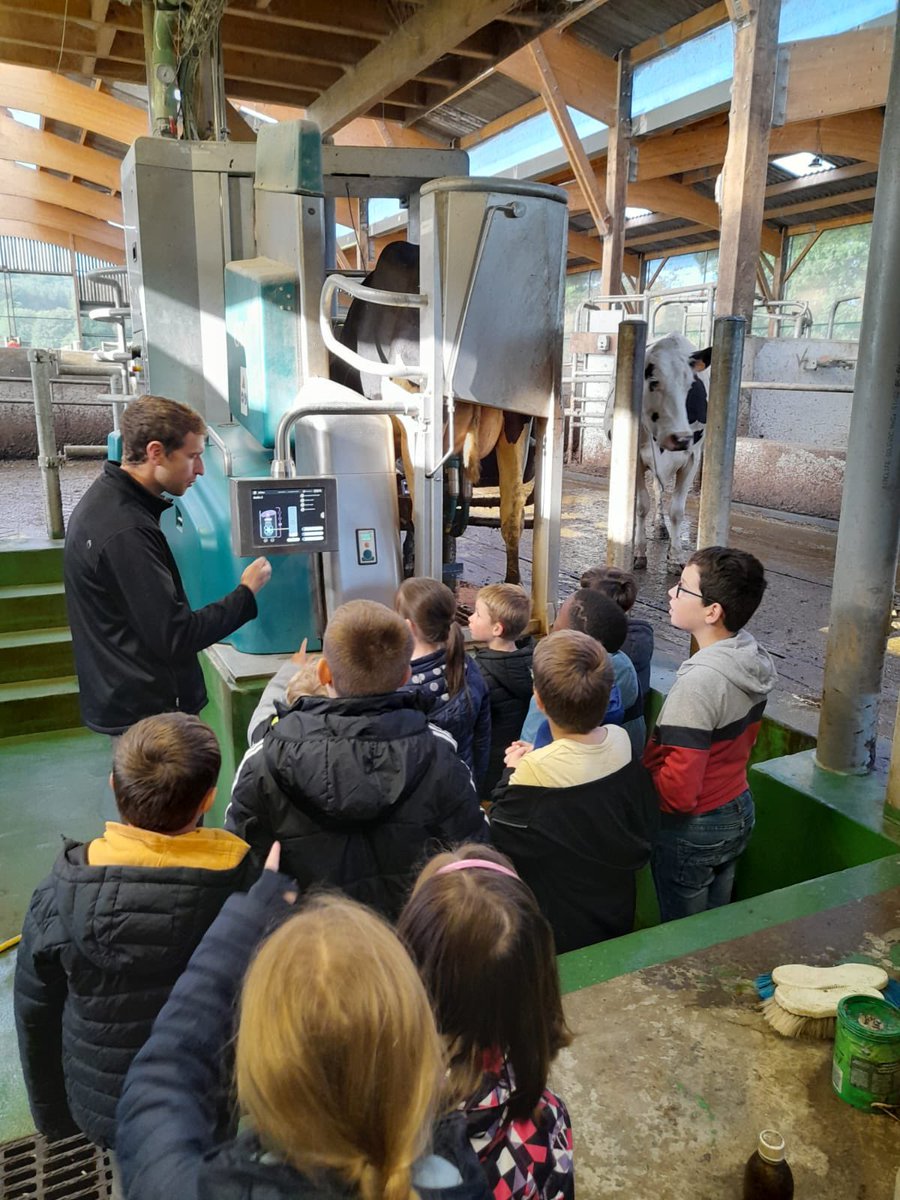 msacn1450's tweet photo. #ElusMSAenAction ! Hier, les enfants partent à la découverte de la production laitière bio au GAEC du Pissot à #Jurques. De la #ferme à l'assiette, ils voient d’où vient le #lait de nos yaourts. Le beurre fabriqué en direct et dégusté sur place, c'est encore meilleur non ? 😋🐮🧈 https://t.co/YPVbtMSiv0