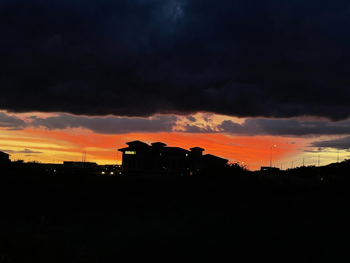bnibblet's tweet photo. Silhouetted Ronald T. Y. Moon Judiciary Complex during an apocalyptic sunset in Kapolei tonight! #westoahu #kapolei https://t.co/5fV2xgw03U