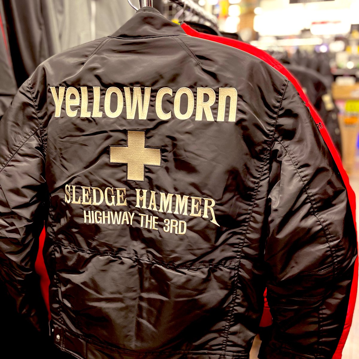 RicolandKashiwa's tweet photo. だいぶ寒くなってきしたね🍂
秋冬物も続々と、入荷してます🤗

お待たせしました！
#イエローコーン 
#2022FALL &amp; #WINTER
ジャケット・グローブ
入荷してきました🌈

#yellowcorn 
#ウインタージャケット 
#ライコランド柏店 https://t.co/ZrGe9R1rew