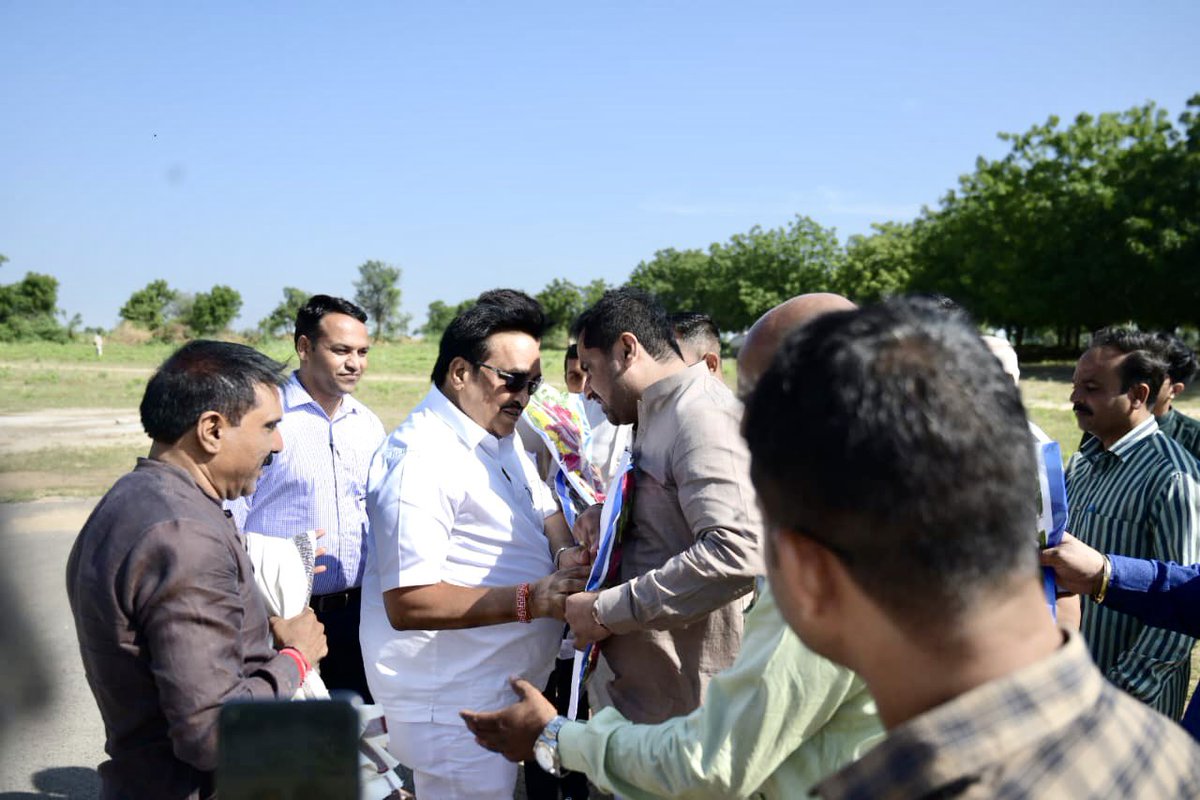 haresh_in's tweet photo. રામ ભગવાને અહંકાર અને અધર્મના પ્રતીક સમાન એવા રાવણનું વધ કરીને અધર્મ ઉપર ધર્મનો વિજય થયો હતો.રામનગર ચોક મુકામે તેમજ શસ્ત્રોની પૂજા સાથે સાથે ગજરાજની પૂજા અને અશ્વ અને ગૌવંશની પણ પૂજા કરવામાં આવી. https://t.co/LT8RExrt0H