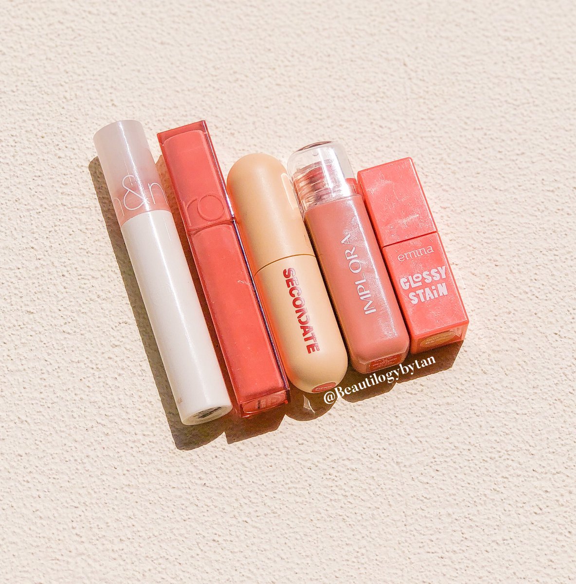 beautilogybytan's tweet photo. Siapa yang suka liptint warna peachy gini juga🙋🏻‍♀️

Aku baru sadar trnyt koleksi liptintku mostly warnanya peachy gini😍 #LiptInTan

A THREAD https://t.co/QY6ytJpevL