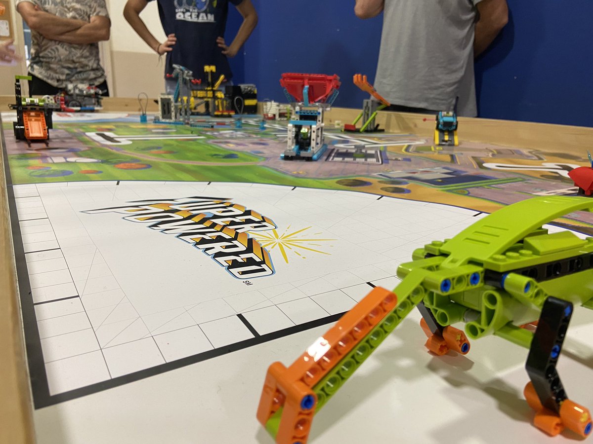 se_lescorts's tweet photo. Ahir al curs de preparació de entrenadors/es a la @FLL_Spain vam poder repassar els diferents reptes d’aquest any de la mà de @FllLegends i @vilabots. Fem xarxa, fem #robòtica. #superpowered⚡️@Ingeniera_soy https://t.co/67gWO6srNY