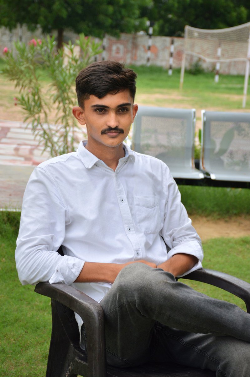 Junjaram__saran's tweet photo. लोगों की निंदा से कभी भी अपना रास्ता मत बदलना,
क्योंकि सफ़लता शर्म से नहीं,
साहस से मिलती है।
#ideal
#studentrepresentative
@BarmerJay
#govcollagebarmer https://t.co/hQn6tKMWB7