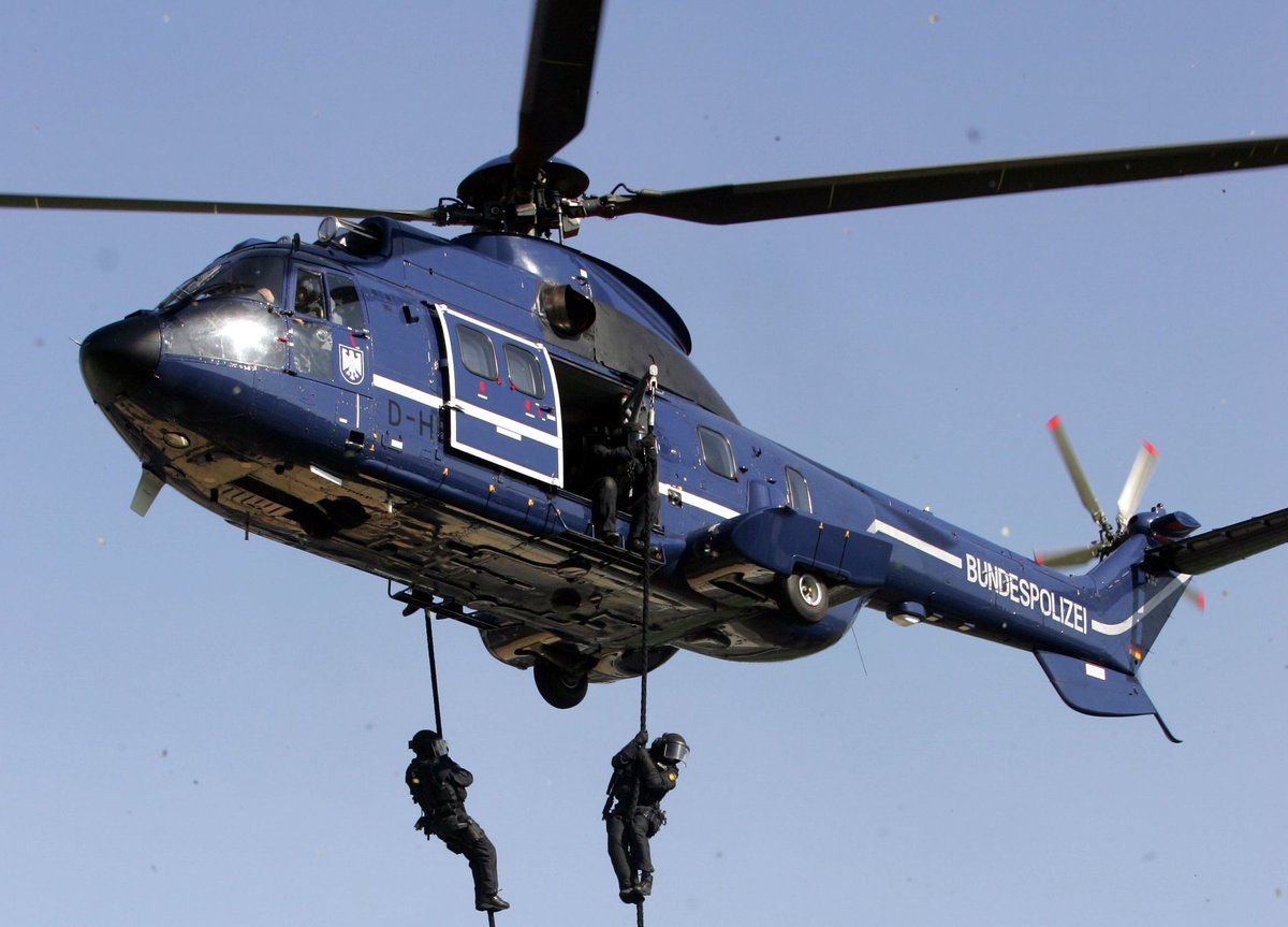 Photo if the Day: Merlin helicopter of ze German Superbesonderearmeeschmetterlingknallhart Groupdasheer (Like SAS but more letters) prepare for the penultimate round of the World Heli-Conkers championship in Stuttgart (Belgium)

Photographed from a Canberra