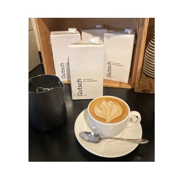 Bei uns kriegst du dein Cappuccino mit Gutsch-Haferdrink zum gleichen Preis (4.80.-) wie mit Kuhmilch.

Und hast du gewusst, dass Latte Art auch mit dem Gutsch-Haferdrink mit ein bisschen Übung klappt? 

#effinger #effingerbern #kaffee #gutsch #gutschhaf… instagr.am/p/CjZpomXKLPj/