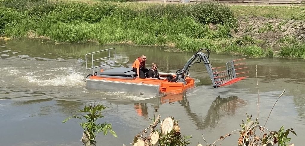 DeTom48's tweet photo. Look out for our #WeedBoat making its way from #StonarCut to #Goshall in #Sandwich we are cutting back some of the larger sections Of weed to improve water conveyance #WinterReady
@EnvAgencySE
@ThanetCouncil
@DoverDC
@ADA_updates https://t.co/sweDhhzQvA