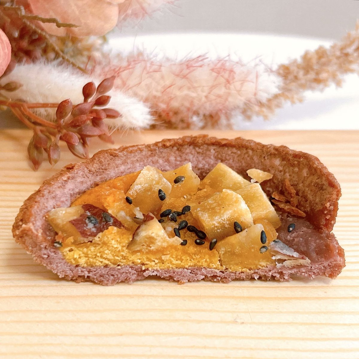【幸せ〜♡】ひとくちの多幸感ハンパないって!ファミマの「芋ぎっしりスイーツ」ねっとり食感がウマすぎる!
https://t.co/2msIYwhcRC
ファミリーマートの「紅はるかのタルト」がめちゃうま!お芋のやわらかい食感がクセになる〜。賞味期限が長くて常温で保存できるから、差し入れにもピッタリ!