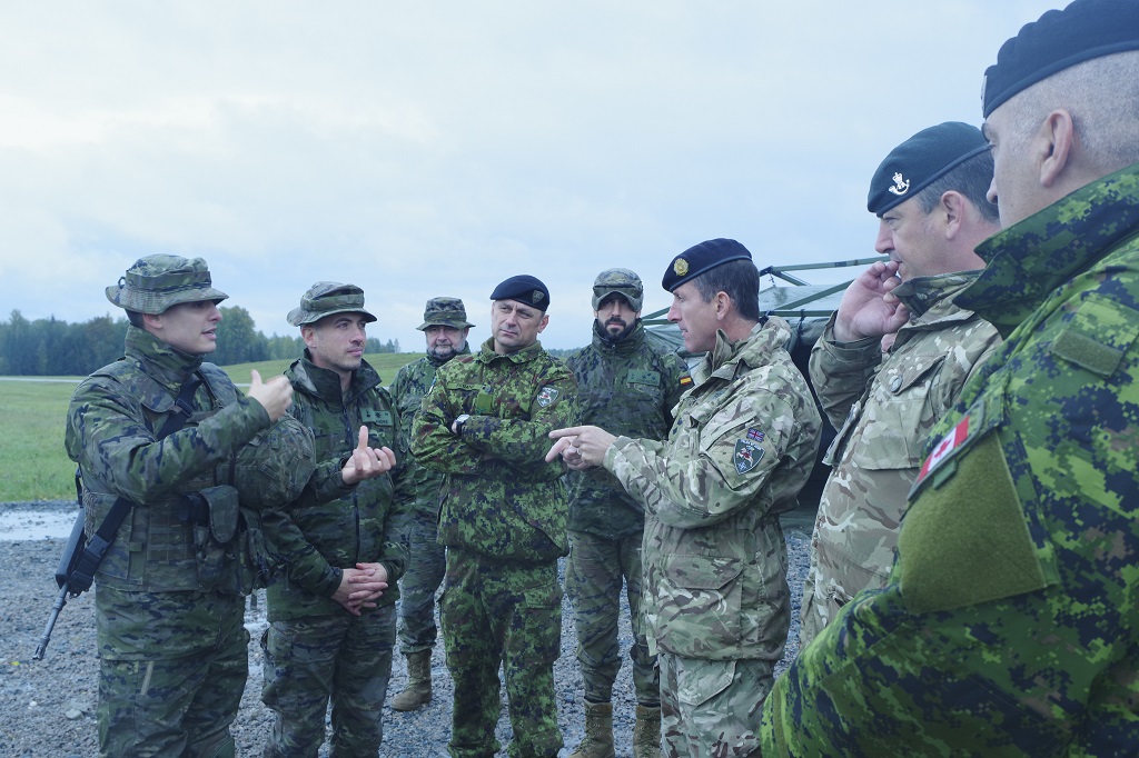 EMADmde's tweet image. El personal del @EjercitoTierra 🇪🇸 desplegado en la Unidad de Defensa Antiaérea #UDAA en 🇱🇻 ha recibido la visita del @hqmndn al que han expuesto las capacidades del sistema NASAMS. El compromiso de  España con la defensa del espacio aéreo de la @NATO es permanente. #MOPS