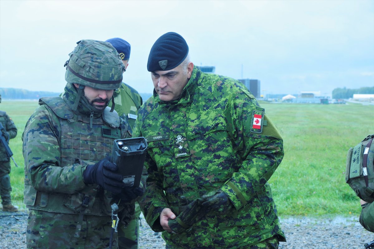 EMADmde's tweet image. El personal del @EjercitoTierra 🇪🇸 desplegado en la Unidad de Defensa Antiaérea #UDAA en 🇱🇻 ha recibido la visita del @hqmndn al que han expuesto las capacidades del sistema NASAMS. El compromiso de  España con la defensa del espacio aéreo de la @NATO es permanente. #MOPS