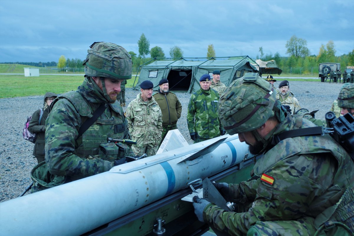 EMADmde's tweet image. El personal del @EjercitoTierra 🇪🇸 desplegado en la Unidad de Defensa Antiaérea #UDAA en 🇱🇻 ha recibido la visita del @hqmndn al que han expuesto las capacidades del sistema NASAMS. El compromiso de  España con la defensa del espacio aéreo de la @NATO es permanente. #MOPS