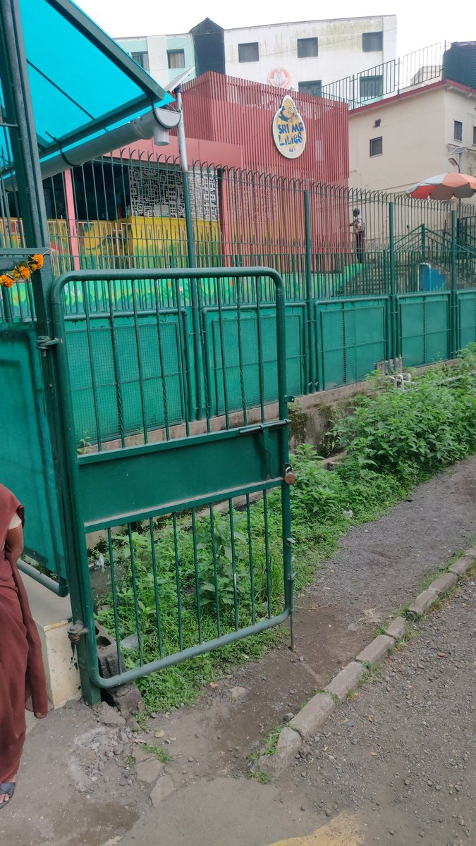 ravishkumarpp's tweet photo. @TMCaTweetAway 
Uncovered drainage in front of Sri Ma Lilies Kindergarten School Patlipada Thane. 
Makes it risky for small children accidentally tumbling into gutter. https://t.co/acEayyGZXQ