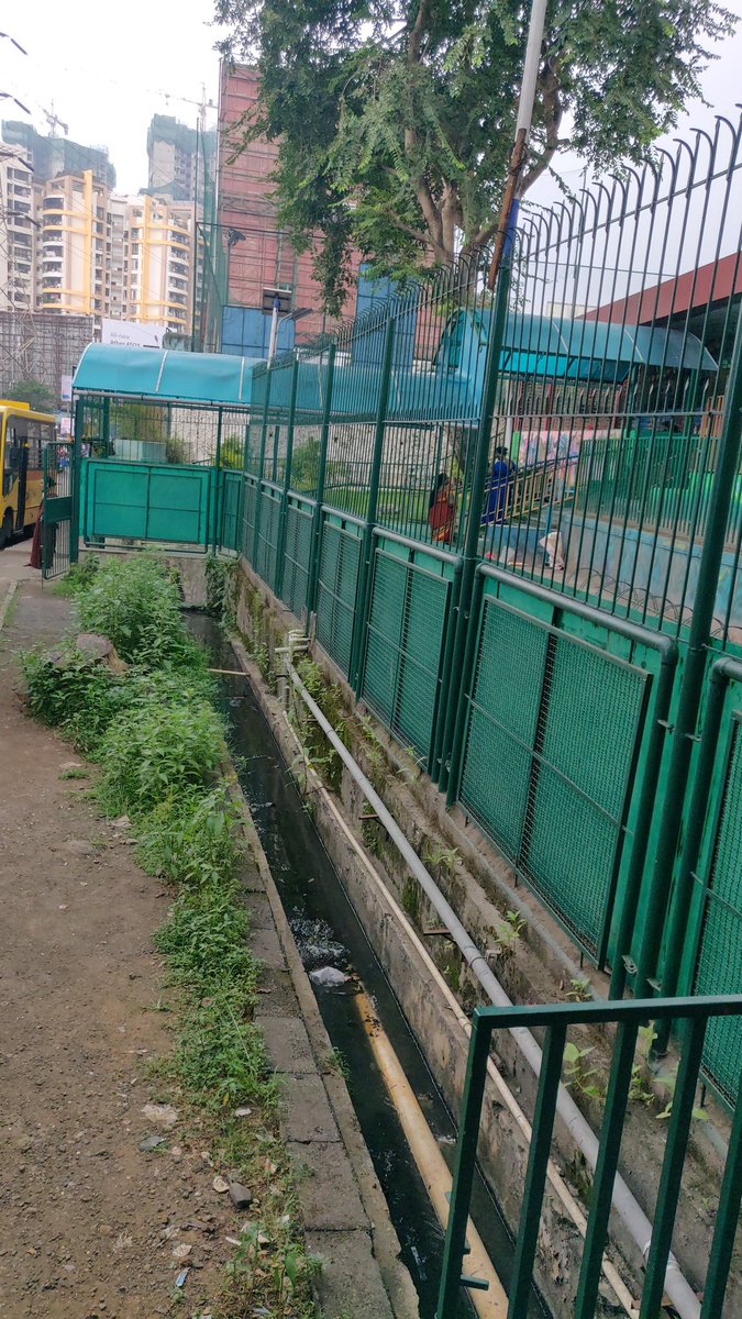 ravishkumarpp's tweet photo. @TMCaTweetAway 
Uncovered drainage in front of Sri Ma Lilies Kindergarten School Patlipada Thane. 
Makes it risky for small children accidentally tumbling into gutter. https://t.co/acEayyGZXQ