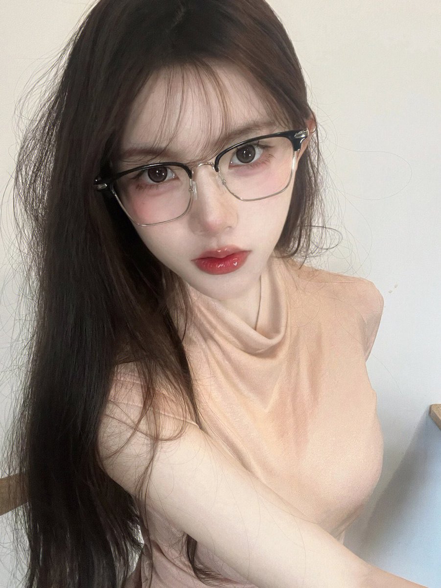 你摸摸我的衣服是不是做你女朋友的面料。 https://t.co/H6SElI4txd
