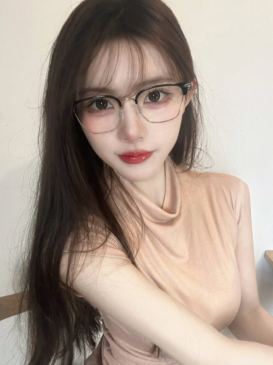 你摸摸我的衣服是不是做你女朋友的面料。 https://t.co/H6SElI4txd