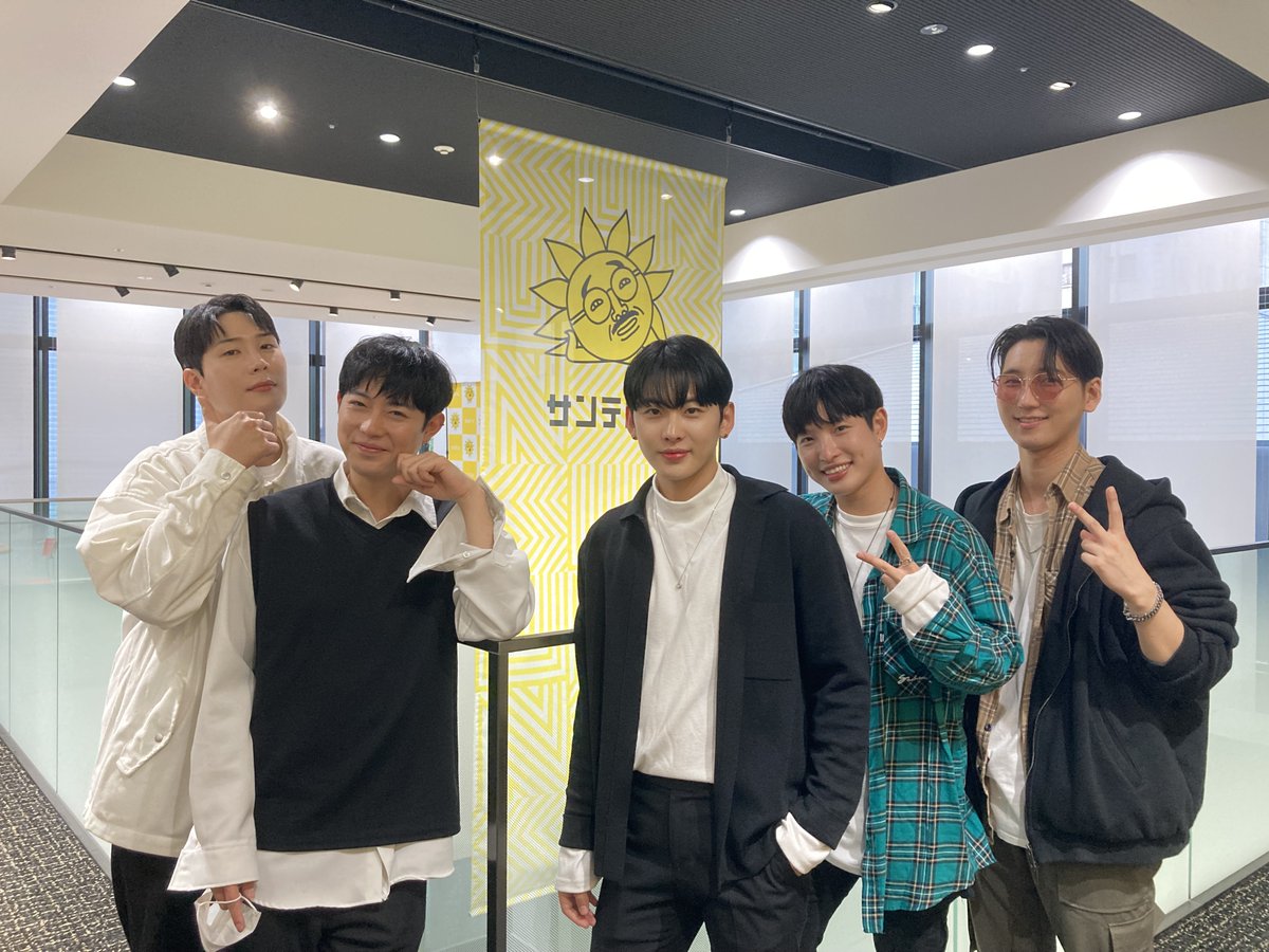 午後5時からの　#キャッチプラス　は
韓国ボーイズグループ　#UNVS　のメンバーがスタジオ登場✨
素敵な笑顔で写真を撮らせていただきました💛
間違えて中国語ではいチーズって言ったのに優しくこたえてくださり感謝です。笑
YouTube配信はこちら👇
youtu.be/NzzQaXgtQPQ