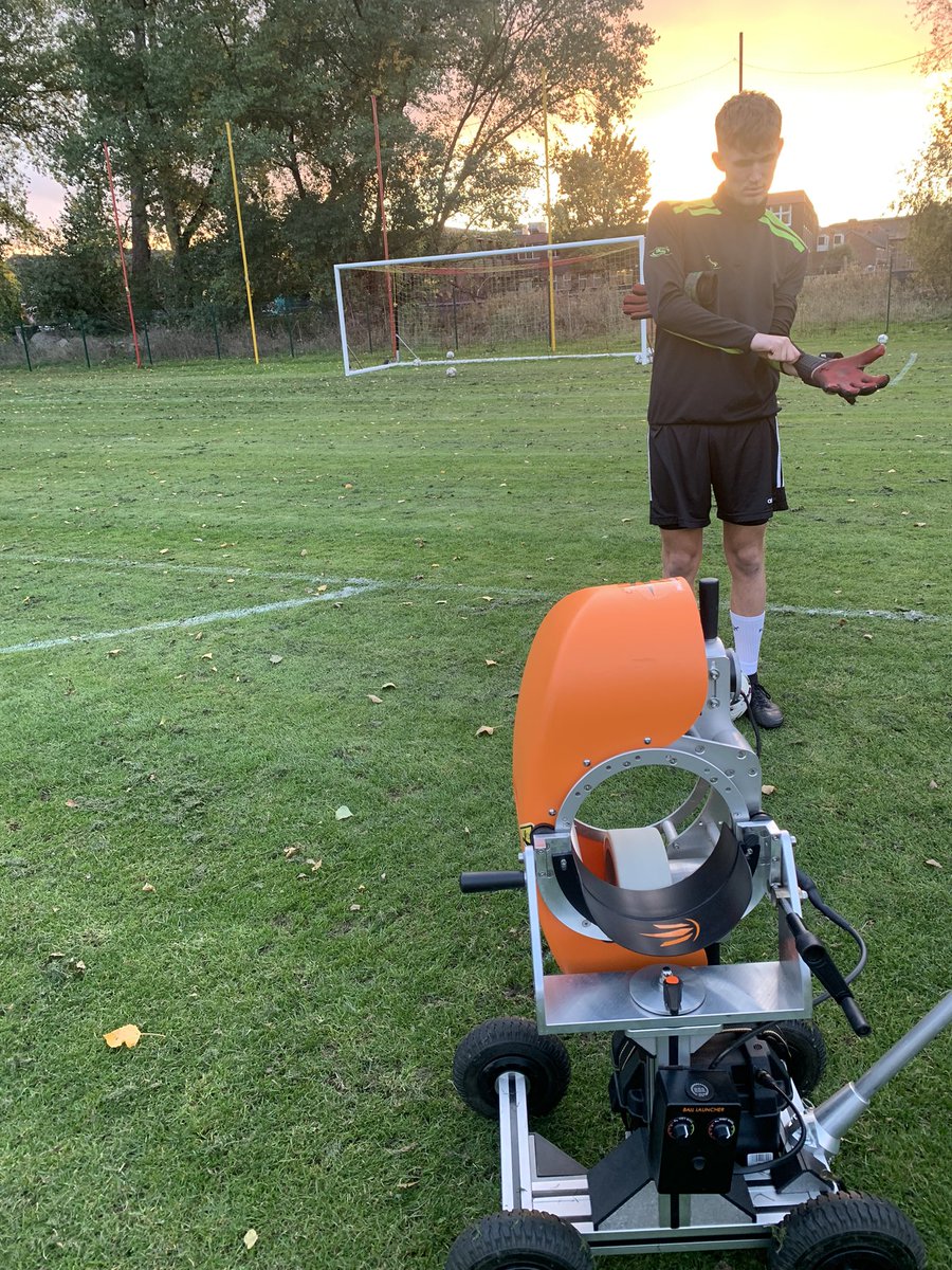 KikAcademy's tweet photo. Just 1 of the tools in @ConnorUnderwoo3 toolkit he uses to increase the intensity of his sessions! Really useful to replicate consistency in the serve and work closely on repetition of technique! The number of serves per hour increases massively🧤⚽️🧤 https://t.co/AAfbU5N7na