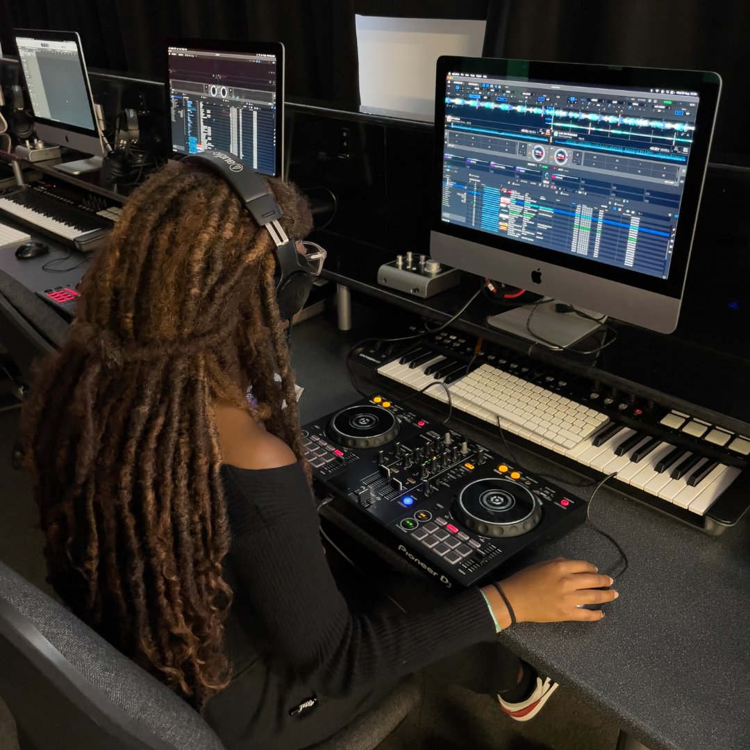 cmsounds's tweet photo. Fun, vibes, Music & Dj sessions at CM Sounds 🎹
#CM #CommunityMusic #CMSounds #Mixing #auditechnica #Inspiration https://t.co/O7dpep4QgR