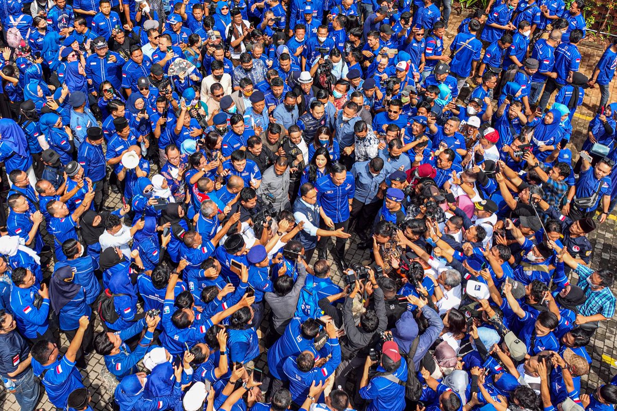 AgusYudhoyono's tweet photo. Pagi ini, saya beserta keluarga besar @pdemokrat menerima kedatangan Mas @aniesbaswedan. Dengan silaturahmi ini, mudah2 kita makin sebadan &amp; senyawa. Mas Anies bisa rasakan sendiri semangat keluarga besar Demokrat. Mereka adl pejuang2 AHY yg jg pejuang2nya Mas Anies sekarang. https://t.co/TJ81UEGwq4