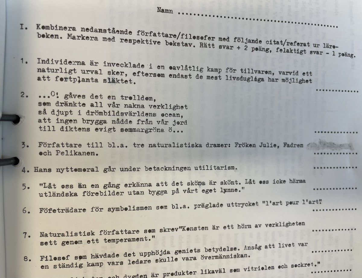 FMannerheim's tweet photo. Prov i Svenska, åk 3 på gymnasiet. Året är 1985. 

Hur många sidor lärobokstext och skönlitterära utdrag tror ni att läraren gått igenom och eleverna läst in, inför provet? 

Hur lång tid tror ni rättningen tar för läraren? 

Hur ser lärares undervisning och prov ut idag? https://t.co/W72cmZ8L4J