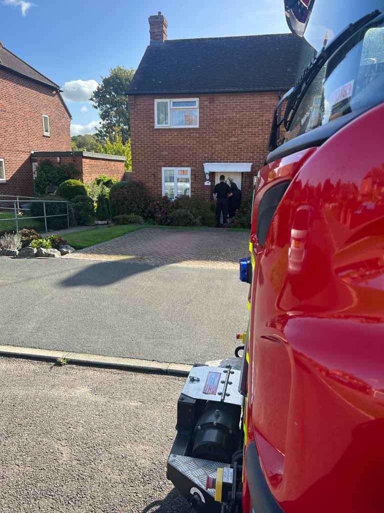 43Midhurst's tweet photo. Yesterday we were out in #Easebourne with the Rural engagement officer. We provided safe and well visits to 13 households including smoke alarms where required. Do you know someone who might benefit from a visit? Get in touch https://t.co/8ybgDdQAOW https://t.co/lVzEw0x3n8