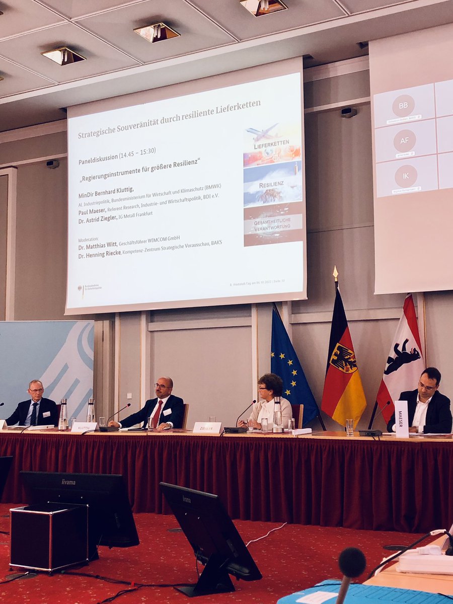 LauraCruche's tweet photo. Vielen Dank @BAKS_Bund für einen spannenden Kooperationsworkshop mit @BMWK zu der Frage, was #Regierung &amp; #Unternehmen heute tun können und müssen, um technologische &amp; digitale Souveränität morgen sicherzustellen. In 🥜: #Transformation &amp; #Diversifizierung https://t.co/xepAy7CKGs