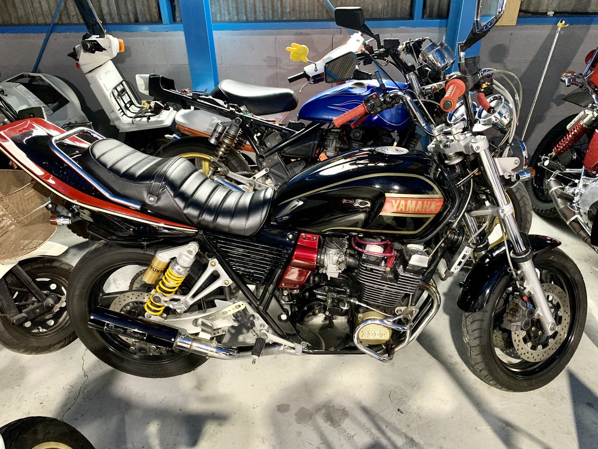 H20944149's tweet photo. XJR400  売れないため値下げします。
60万円まで値段を下げます。
ノンコール車で、極上な車体です。
車検切れてます。（付けると別途）
現車確認もできます！
2.3日みて返信が無ければヤフオクの方に出そうと思います。
#バイク売ります #XJR400  #バイク好きな人と繋がりたい #単車　#旧車 https://t.co/t0Yi2oPxe2
