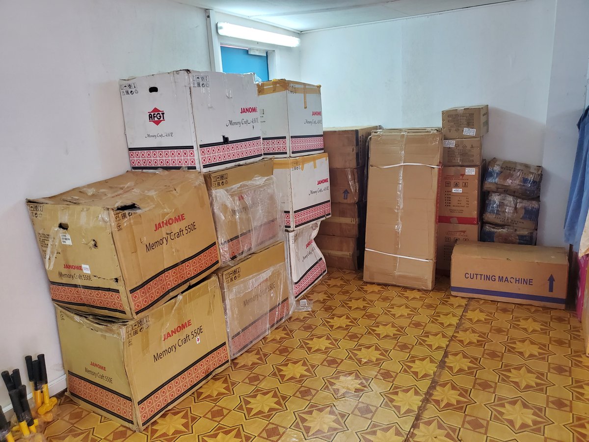 It's happening ! Les equipements du Centre d'Innovation de l'Ecole Nationale d'Ingenieurs (ENI) commence a venir. Sur les images vous avez les outillages (multifonctions) et les equipements de prototypage pour l'industrie textile.

Stay tuned for more updates !