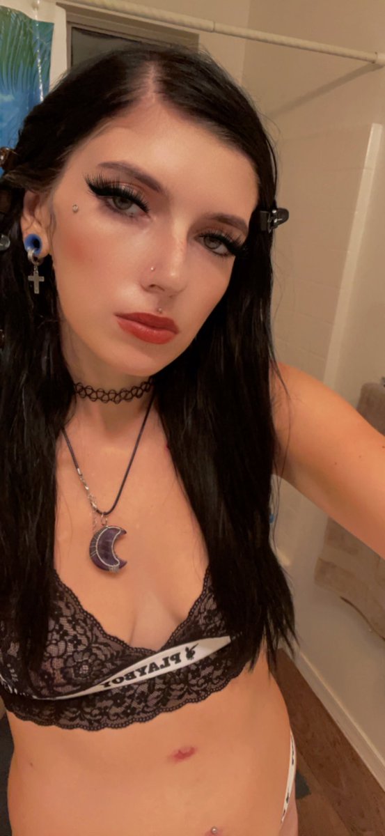 DACICI97's tweet photo. Late night content and meet deals 😇 $10 15 pics and 2 vids $ 20 2/3 of all content $30 all and new $chelsieebaby97 Life‘s been tough and all I need is a blessing #selling content #buying content https://t.co/ZR9OaVZkOo