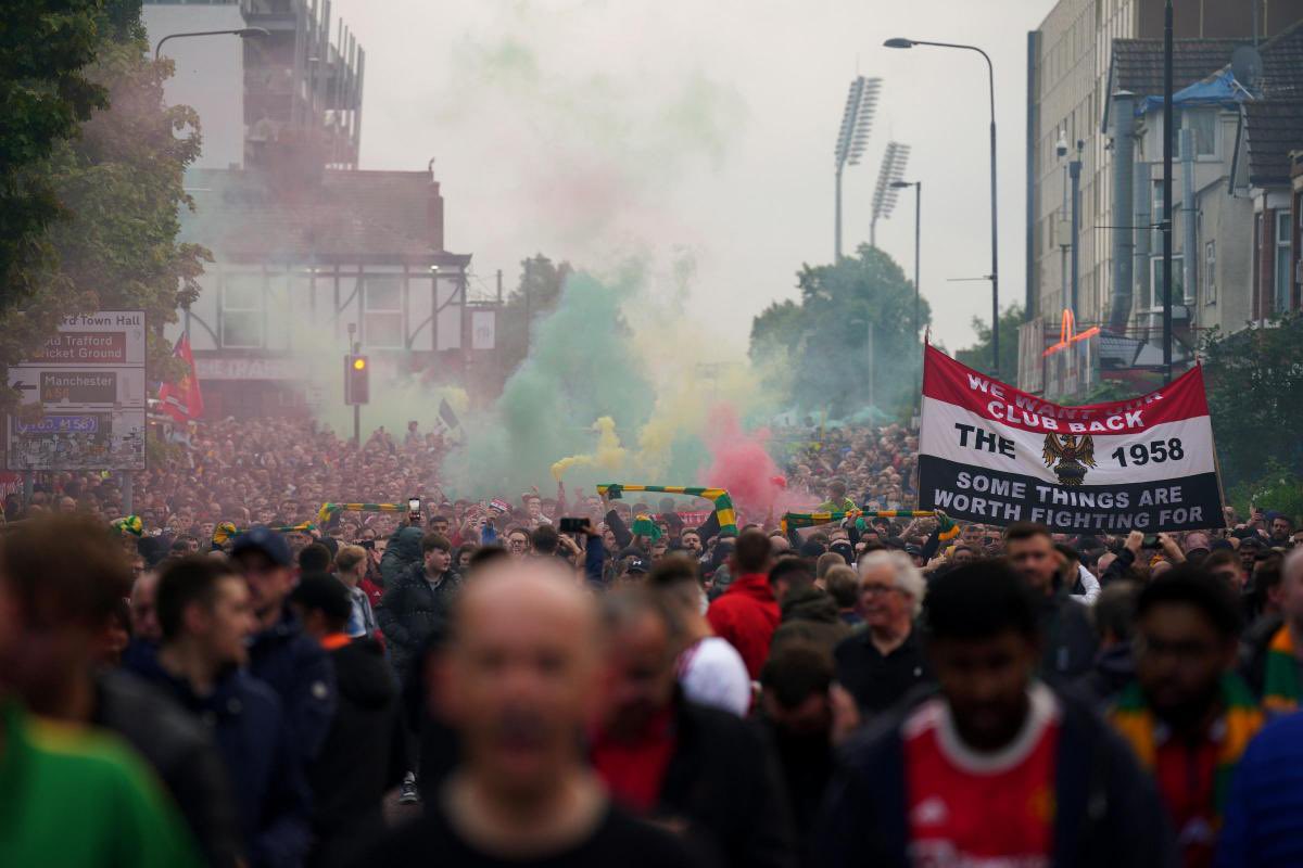 dp17288's tweet photo. Another #GlazersOut day. https://t.co/91lniiRUIo