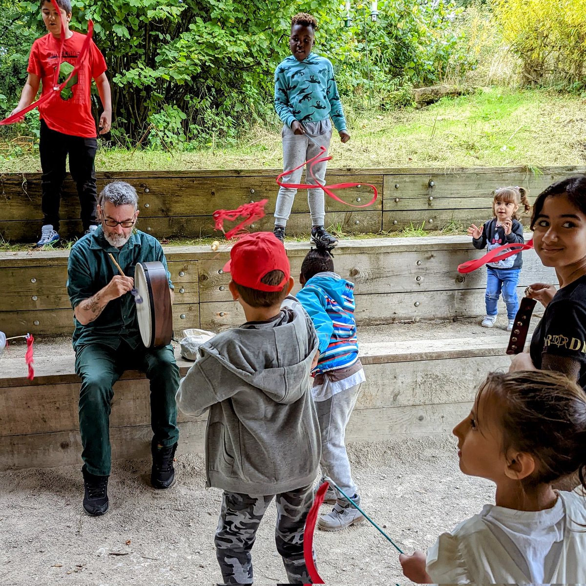 PdBeginnings's tweet photo. A busy day exploring the woods, climbing trees, running around fields, stirring the pond, making pocket books, puppets and woodland scenery, drumming and dancing @PeakDistrictNT with @vasnews @creepingtoad thanks to @ace_national https://t.co/xTBL5HzJbG