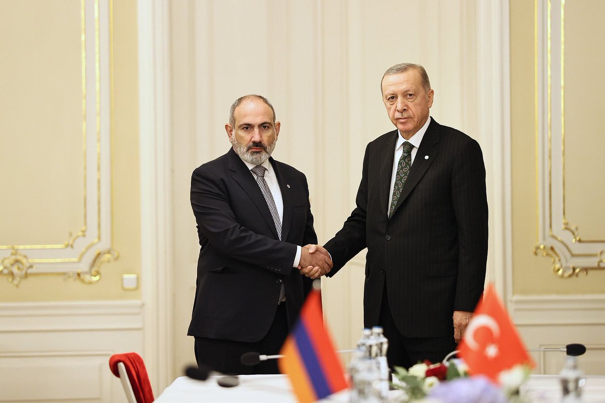 The meeting of the Prime Minister of the Republic of #Armenia <a href="/NikolPashinyan/">Nikol Pashinyan</a> and the President of #Turkey Recep Tayyip Erdogan took place in Prague.
In the context of Armenia-Turkey rapproachment, direct contacts and high-level meetings were emphasized by both sides.