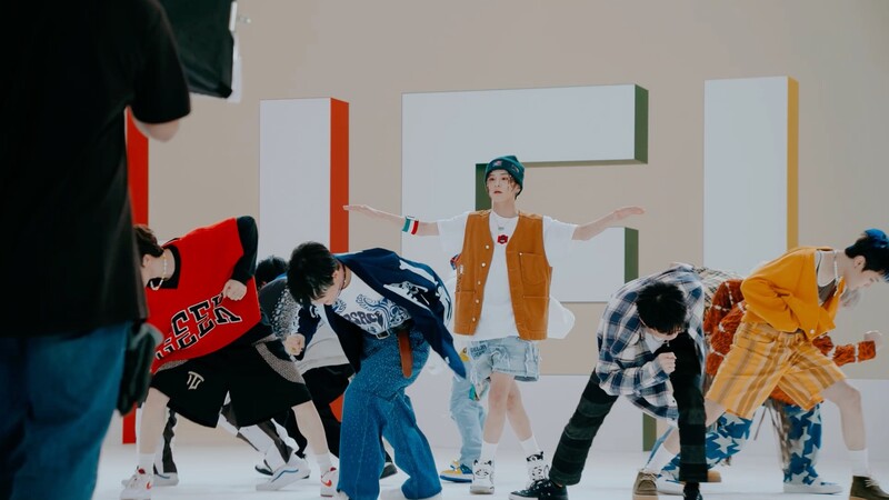 kvibe_yonhap's tweet photo. Check it out guys, here are some of the Behind the scene photos of the music video shoot of #Kpop boy group #TREASURE's title track #HELLO which will be included in 2nd mini album #TheSecondStepChapterTwo๐โฅ๏ธ๐ถ๐งก
#ํธ๋ ์ #comeback #YG @treasuremembers
https://t.co/bVsNd5Vysp https://t.co/iTNdoFRHJd