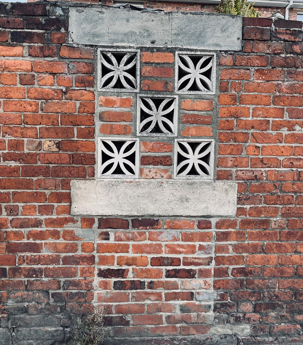 FreestyleMaths's tweet photo. Backstreet patterns..
What numbers can you see?
#numbertalks #visualmaths https://t.co/inlv1uTsP0