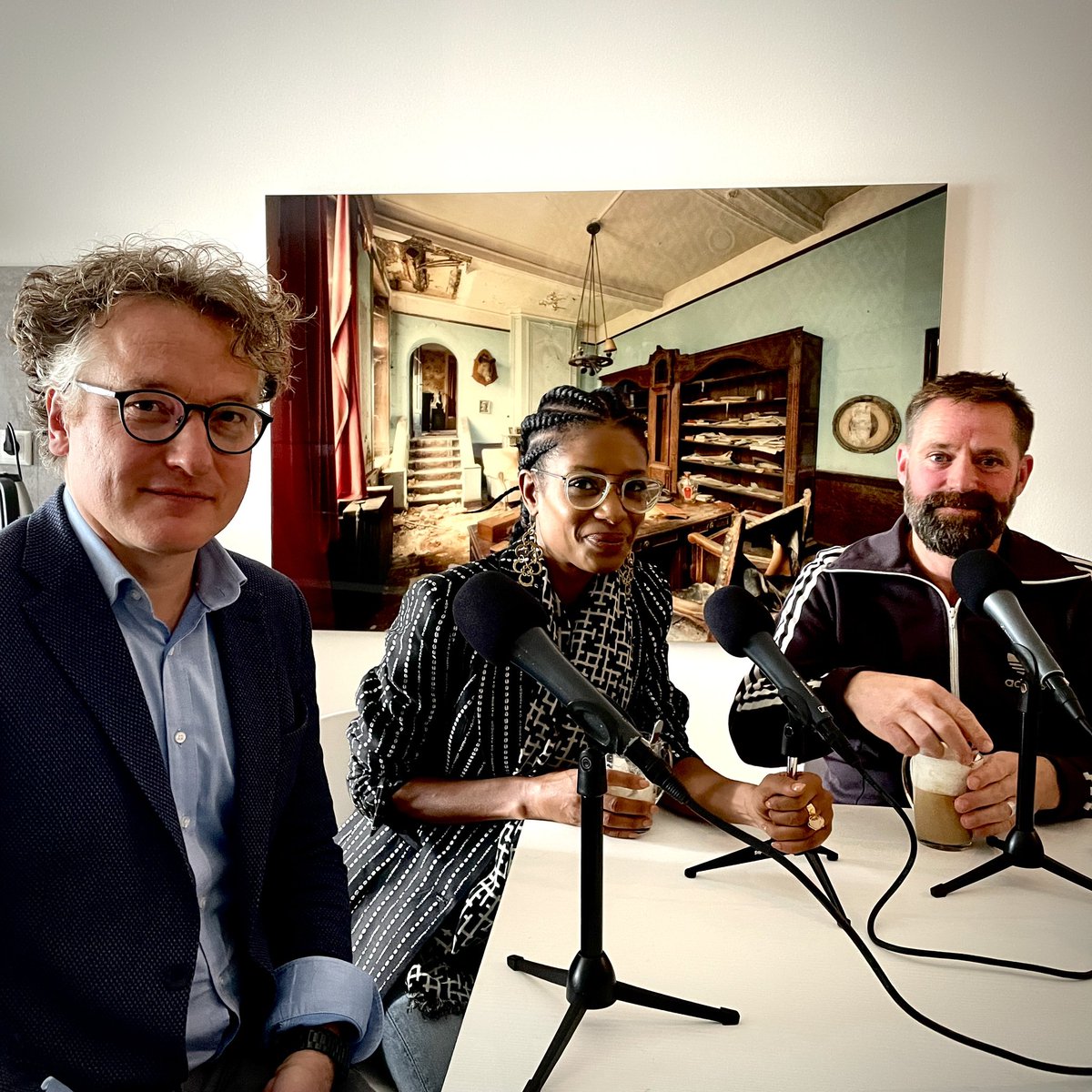 Nummer 23 <a href="/De__Binnenkamer/">Podcast De Binnenkamer</a> nu online:

In het Haagse appartement van <a href="/SylvanaBIJ1/">Sylvana Simons</a>. Niemand weet beter dan zij als oud-tv presentatrice hoe belangrijk het is je rug recht te houden je de schouders naar achter. 

Openhartig vertelt ze hoe ze het volhoudt.

 share.podimo.com/episode/d0a15a…