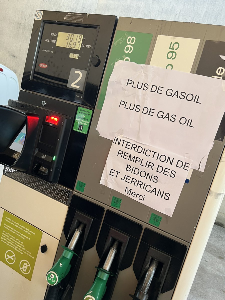JulienDive's tweet photo. C’est comme ça dans tous les Hauts-de-France.
Nos concitoyens, nos entreprises, ont besoin de visibilité pour travailler, se soigner, se déplacer. Le Gouvernement doit nous présenter l’état des stocks nationaux de #carburants ! @olivierveran https://t.co/EW5kcxoonC